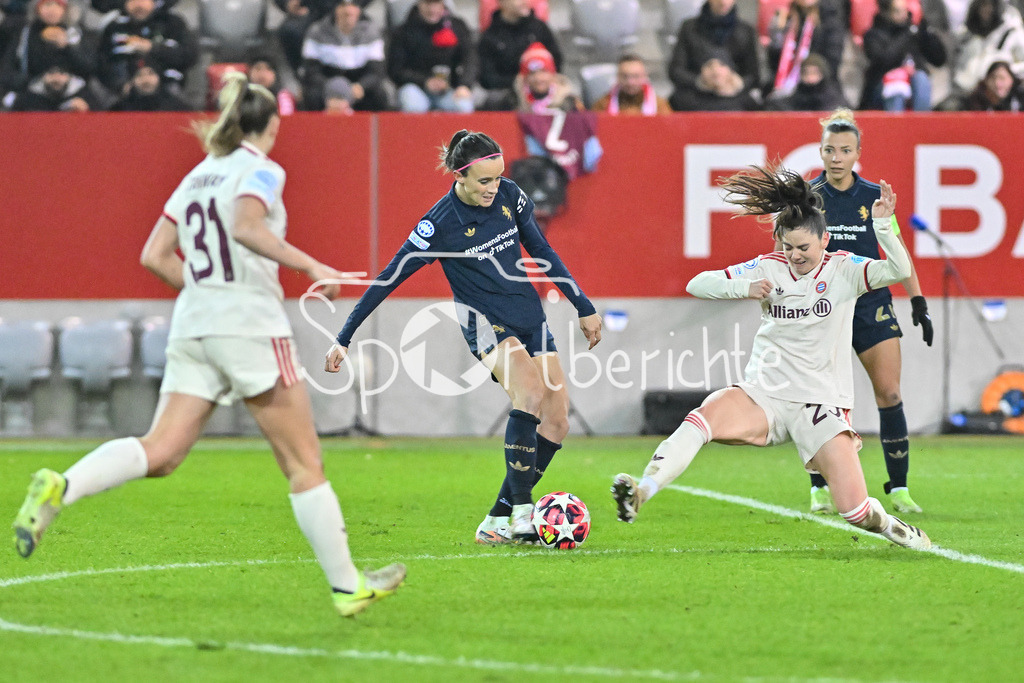 FC Bayern München Frauen - Juventus Turin Frauen | der Torschuss von Barbara BONANSEA (Juventus FC Frauen 11) wird von Pernille HARDER (FCB #21) geblockt / Womens Champions League: FC Bayern Frauen - Juventus FC, FC Bayern Campus am 12.12.2024