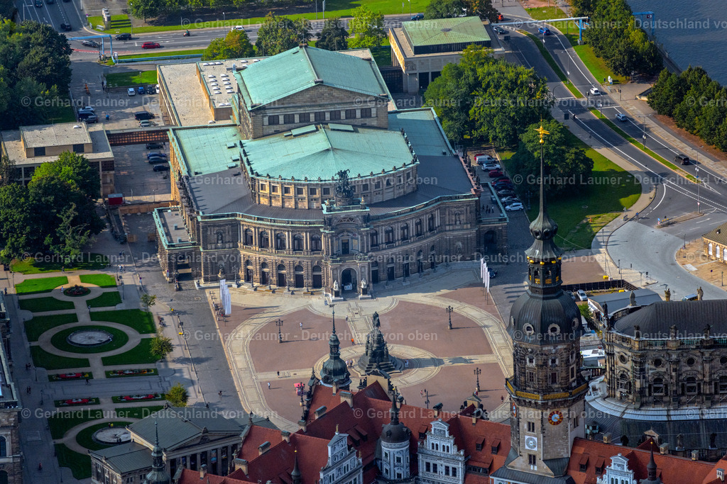 4060941 | DRESDEN 07.09.2021 Semperoper am Theaterplatz in Dresden im Bundesland Sachsen, Deutschland. Das Opernhaus wurde von dem Architekten Gottfried Semper entworfen.