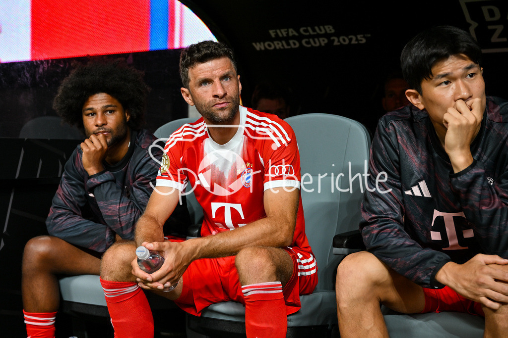 Paris Saint Germain - FC Bayern München | im Bild Thomas MUELLER (FC Bayern Muenchen 25) zu Spielbeginn auf der Bank / Einzelfoto / Freisteller / FIFA Club World Cup: Paris Saint Germain - FC Bayern Muenchen, Mercedes Benz Stadium am 05.07.2025 / NOT FOR SALE IN USA / Serge GNABRY (FC Bayern Muenchen 7)