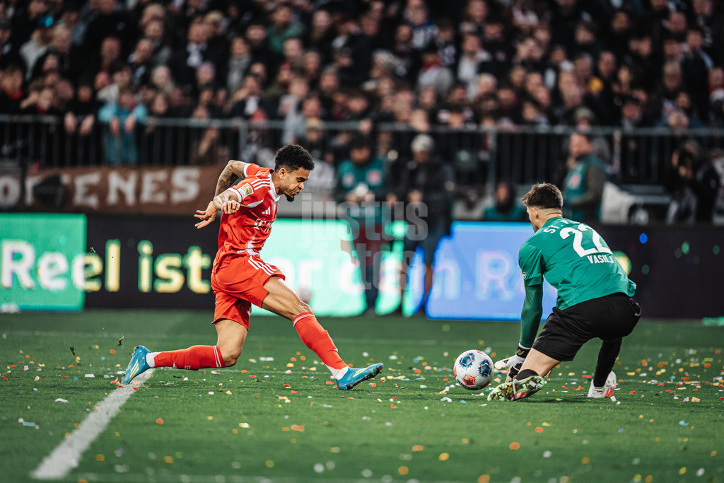 Fußball | Männer | Saison 2025/2026  | Fußball-Bundesliga | 29. Spieltag | FC St. Pauli vs. FC Bayern München | 11.04.2026 | Luis Diaz (#14, FC Bayern München) links scheitert an Nikola Vasilj (#22, FC St. Pauli)