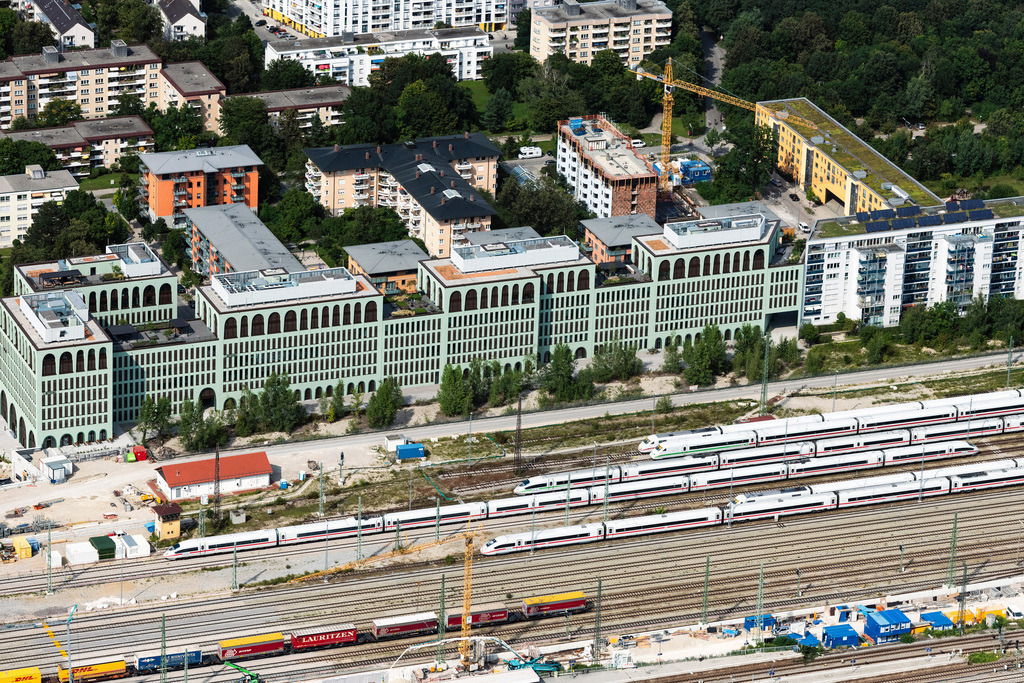 dr__0071879.jpg | MüNCHEN 12.08.2021 Bürogebäude des Verwaltungs- und Geschäftshauses "MY.O" am Christoph-Rapparini-Bogen mit Blick auf Bauarbeiten an Gleisverlauf und Bahnhofsgebäuden des Bahnhof Laim im Ortsteil Neuhausen-Nymphenburg in München im Bundesland Bayern, Deutschland. Weiterführende Informationen bei: CA Immobilien Anlagen Aktiengesellschaft,  DB Regio AG. // Office building "MY.O" on Christoph-Rapparini-Bogen overlooking construction work at the course of the track and station management of the Laim station in the district Neuhausen-Nymphenburg in Munich in the state Bavaria, Germany. Further information at: CA Immobilien Anlagen Aktiengesellschaft,  DB Regio AG. Foto: Daniel Reiter