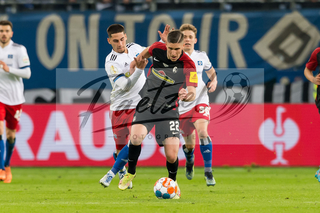 HSVSCF20220419_111 | Fussball, Herren: Ludovit Reis (Hamburger SV) und Roland Sallai (SC Freiburg) im Zweikampf beim DFB-Pokal-Halbfinalspiel zwischen Hamburger SV und SC Freiburg im Volksparkstadion am 19.04.2022 in Hamburg, Deutschland.DFB / DFL REGULATIONS PROHIBIT ANY USE OF PHOTOGRAPHS AS IMAGE SEQUENCES AND/OR QUASI-VIDEO. - Realisiert mit Pictrs.com