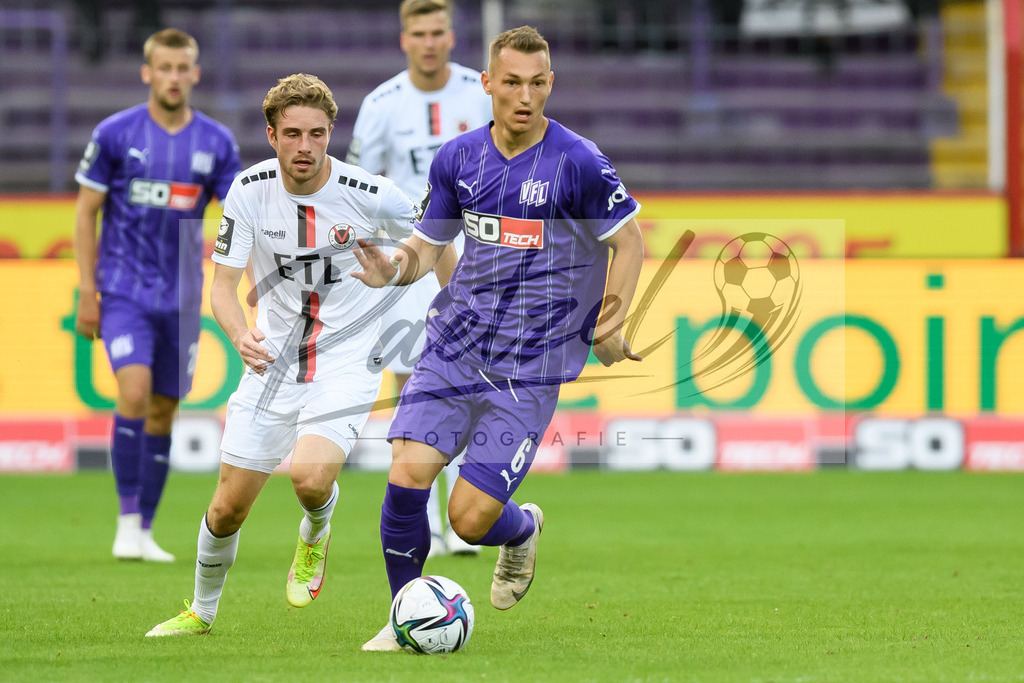 OSNVKO2021090620210906_112 | Fussball, Herren: David Philipp (FC Viktoria Koeln) und Sven Koehler (VfL Osnabrueck) im Zweikampf beim Spiel der 3. Liga zwischen VfL Osnabrueck und FC Viktoria Koeln im Stadion an der Bremer Bruecke am 06.09.2021 in Osnabrueck, Deutschland.DFB / DFL REGULATIONS PROHIBIT ANY USE OF PHOTOGRAPHS AS IMAGE SEQUENCES AND/OR QUASI-VIDEO. - Realisiert mit Pictrs.com