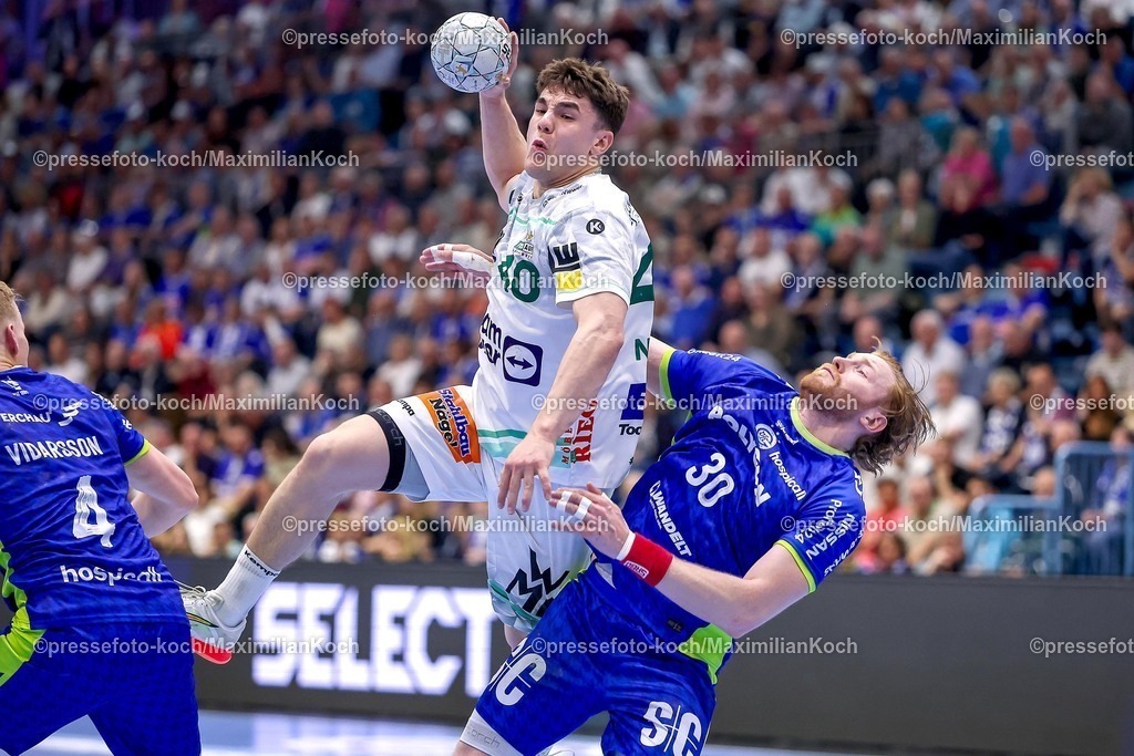 Gum30042601088 | 30.04.2026, Handball, 1. HBL, VfL Gummersbach - Frisch Auf! Göppingen, Saison 2025 / 2026 Herren, Schwalbe-Arena: Elias Newel (Frisch Auf Göppingen #40) wirft den Ball auf das Tor im Zweikampf gegen  Tom Kiesler (VfL Gummersbach #30) 