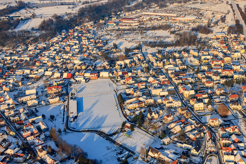 Vue aérienne: Centre du village avec terrain de football Mothern vu du sud en hiver sous la neige à Mothern dans le département Bas Rhin, France – .Photo: IMG_36607.jpg prise le 05/01/2011 par Werner Riehm/FLY-FOTO.eu – Résolution de l'original: 4752 x 3168 px