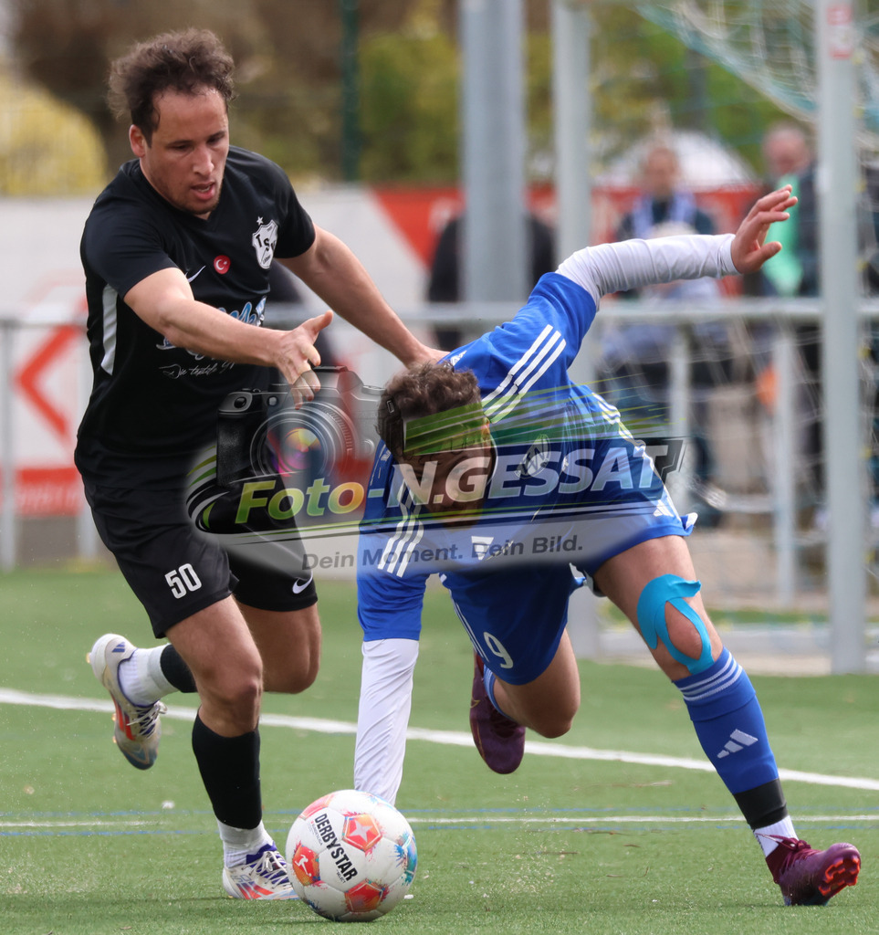 SV Enger-Westerenger - TSV Löhne | Auf dem Bild zu sehen: blau SV Enger-Westerenger: Taha Baroude ; schwarz TSV Löhne: Yazid Heddad SV Enger-Westerenger, TSV Löhne, Saison 25/26, Kreisliga A, Enger, Deutschland - Realisiert mit Pictrs.com