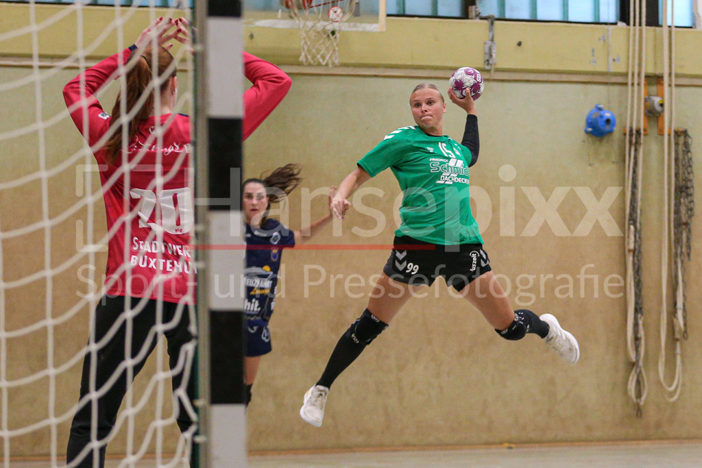 Handball, Testspiel Frauen, Buxtehuder SV - SV Werder Bremen | v.li.: Vanessa Plümer (SV Werder Bremen, 15) beim Wurf, am Ball, Spielszene, Aktion, Action