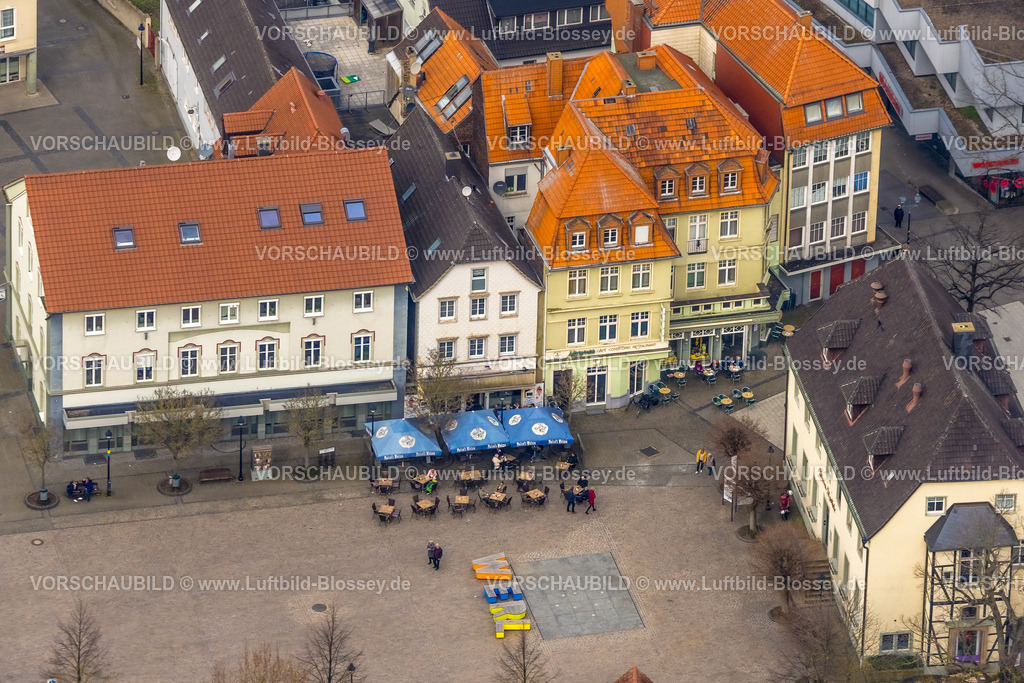 Werl240308162 | Luftbild, Fußgängerzone und historische Häuser am Marktplatz Alter Markt, Schrift WERL in bunten Großbuchstaben auf dem Platz, Cafe AußenGastronomie mit Gästen an Tischen und mit Sonnenschirmen, Nordrhein-Westfalen, Deutschland