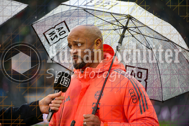 Borussia Mönchengladbach vs FC Bayern München - Bundesliga  | Mönchengladbach, Deutschland, 25.10.25:   Trainer Vincent Kompany (FC Bayern München) im Interview waehrend des Spiels der Bundesliga zwischen Borussia Mönchengladbach vs FC Bayern München im Stadion im Borussia Park(Foto von Brauer-Fotoagentur / Adrian Schlueter)