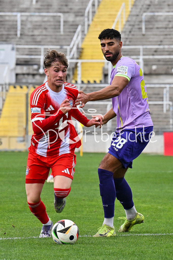 FC Bayern Amateure - FC Würzburger Kickers | im Duell Tim Andreas BINDER (FC Bayern Muenchen II 11) und Ebrahim FARAHNAK (Würzburger Kickers 28) / Zweikampf / Regionalliga Bayern: FC Bayern Amateure - FC Würzburger Kickers; Grünwalder Stadion am 27.09.2025