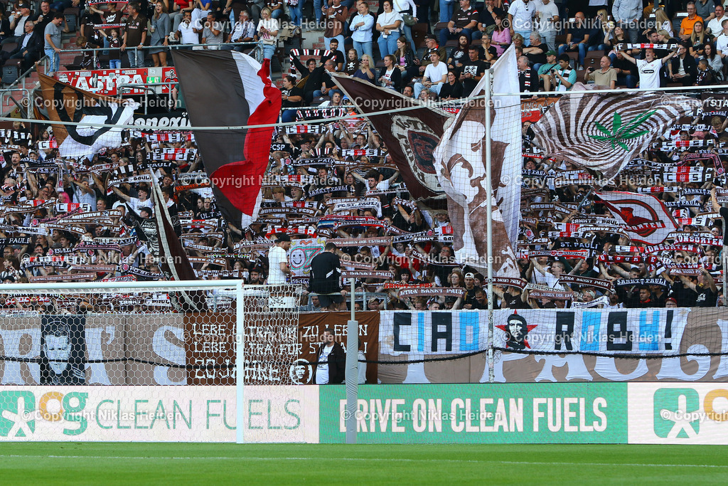NH_FCStPauli_AtalantaBergamo_Testspiel_09082024 | Fans des FC St. Pauli vor dem Anpfiff im Millerntorstadion in der Südkurve.Fußball I Herren I Testspiel I Saison 2024-2025 I FC St. Pauli - Atalanta Bergamo I 09.08.2024 I Millerntorstadion