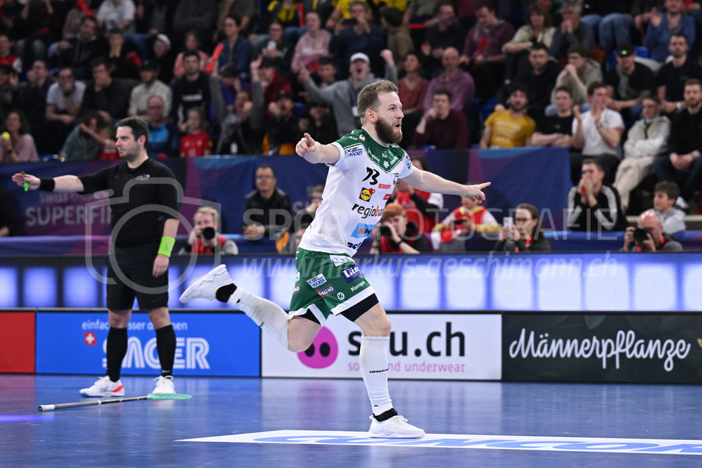 SV Wiler-Ersigen vs Floorball Köniz - 15. April 2023 | SV Wiler-Ersigen vs Floorball Köniz
Stimo Arena, Kloten
Andrin Hollenstein (#73 SV Wiler-Ersigen) verwertet seinen Penalty und entscheidet damit die Partie für sein Team.
Bild: Sportfotografie Markus Aeschimann | www.markus-aeschimann.ch - Realisiert mit Pictrs.com