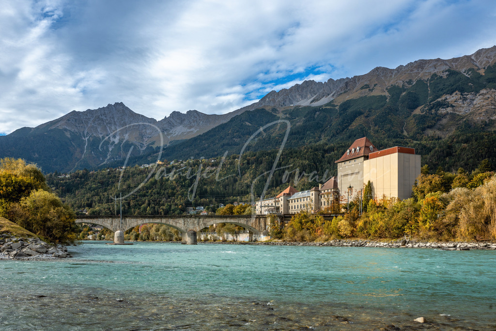 Inn | Herbstlicher Blick auf die Rauchmühle und die Nordkette