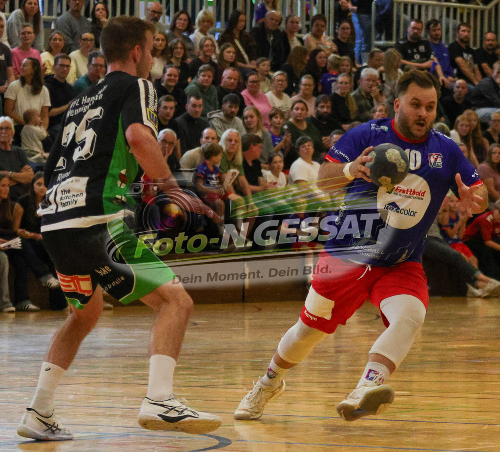 SG Bünde-Dünne - VfL Handball Mennighüffen | Auf dem Bild zu sehen: blau SG Bünde-Dünne: David Nobbe ; schwarz VfL Handball Mennighüffen: Mats Lennart RinneSG Bünde-Dünne, VfL Handball Mennighüffen, Saison 26/27, Oberliga, Bünde, Deutschland - Realisiert mit Pictrs.com