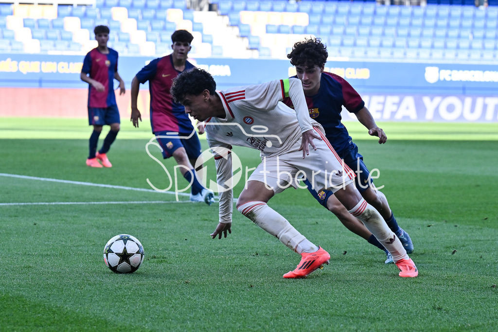 FC Barcelona U19 - FC Bayern München U19 | im Duell Jan VIRGILI (FC Barcelona U19 #7) und Adam AZNOU (FCB #3) / Zweikampf / UEFA Youth League: FC Barcelona U19 - FC Bayern München U19, Estadi Johan Cruyff am am 23.10.2024