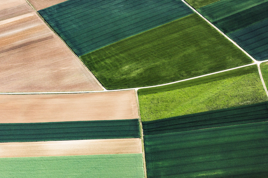 dr__0017869.jpg | RENNERTSHOFEN 01.06.2017 Gepflügter Acker und Wiese in Rennertshofen im Bundesland Bayern, Deutschland. // Plowed field and Wiese in Rennertshofen in the state Bavaria, Germany. Foto: Daniel Reiter