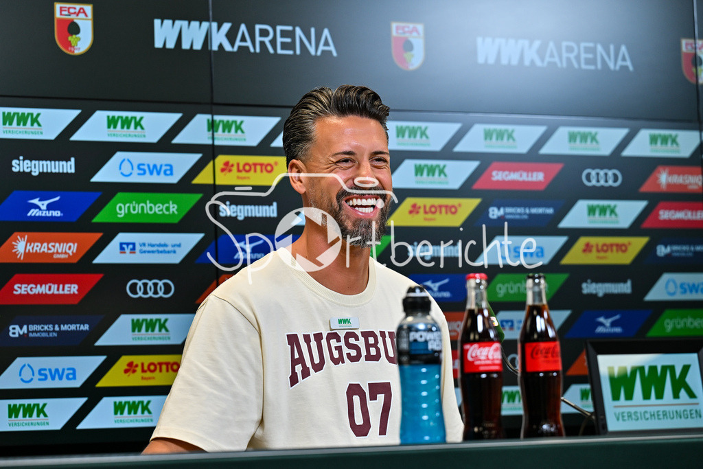 Pressekonferenz FC Augsburg | im Bild Sandro WAGNER bei der Pressekonferenz vor dem Pokalspiel in Halle / Einzelfoto / Freisteller / Freude / Glücklich / Lachen / Happy