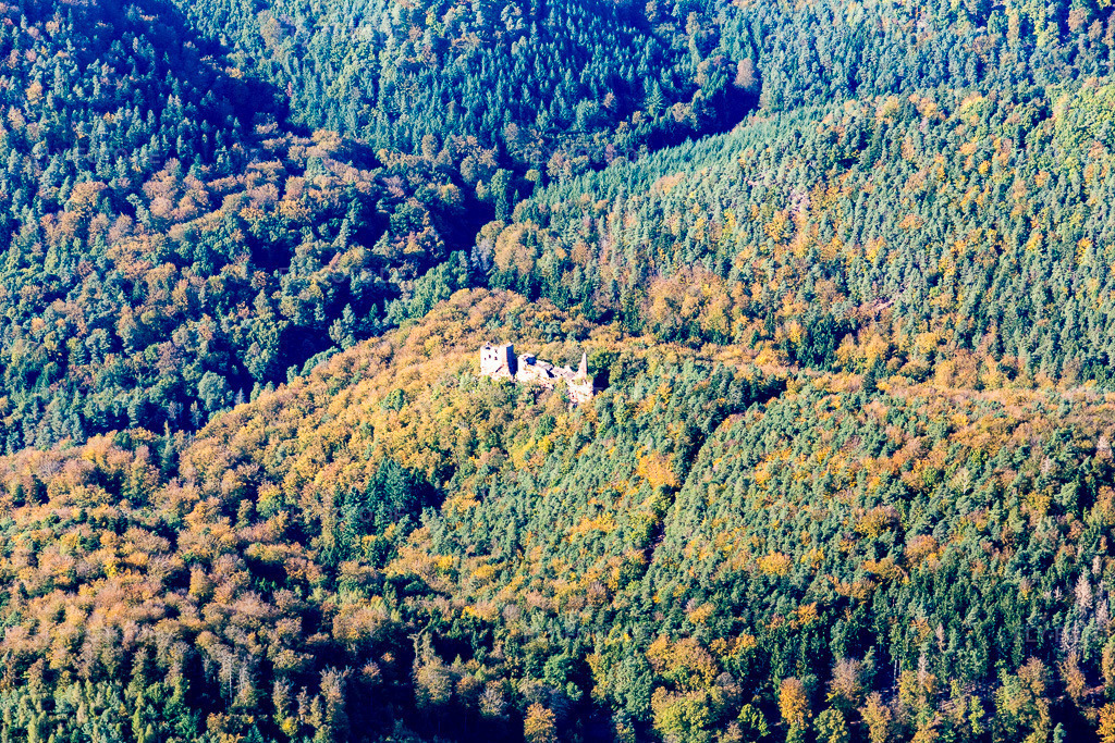 Luftbild: Froensburg in Lembach im Bundesland Bas-Rhin in Frankreich. Foto: IMG_095097.jpg vom 16.10.2016 durch Werner Riehm/FLY-FOTO.de