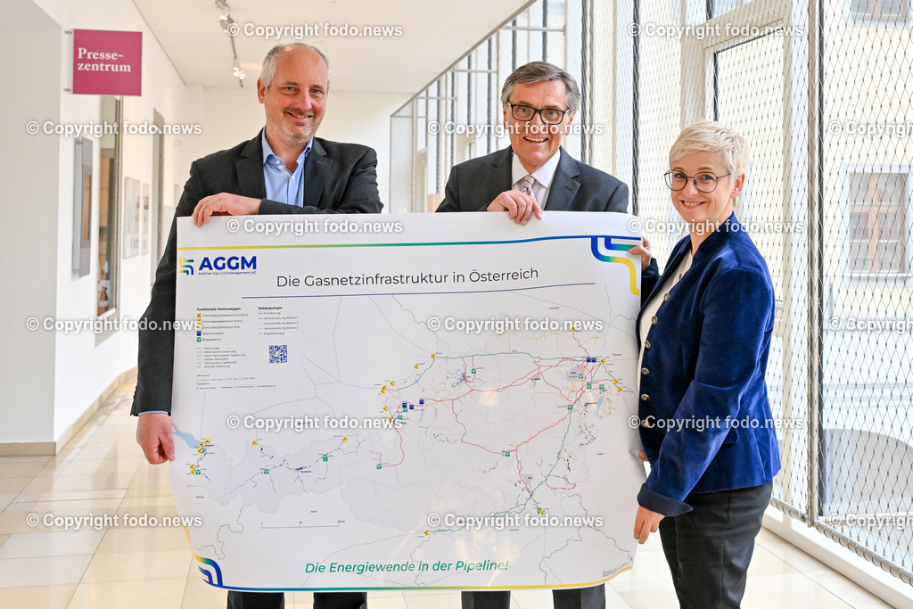 Pressekonferenz WKO Oberoesterreich_ Gasversorgung_ 03.05.2024-4 | 03.05.2024, Presseclub Linz, AUT, Pressekonferenz WKO Oberoesterreich, Ooe. Wirtschaft benoetigt sichere Gasversorgung und Wasserstoff-Perspektive, im Bild Bernhard Painz (Vorstand der AGGM Austrian Gas Grid Management AG), Erich Frommwald (Obmann der Sparte Industrie der Wirtschaftskammer Ooe), Doris Hummer (Praesidentin der Wirtschaftskammer Ooe)