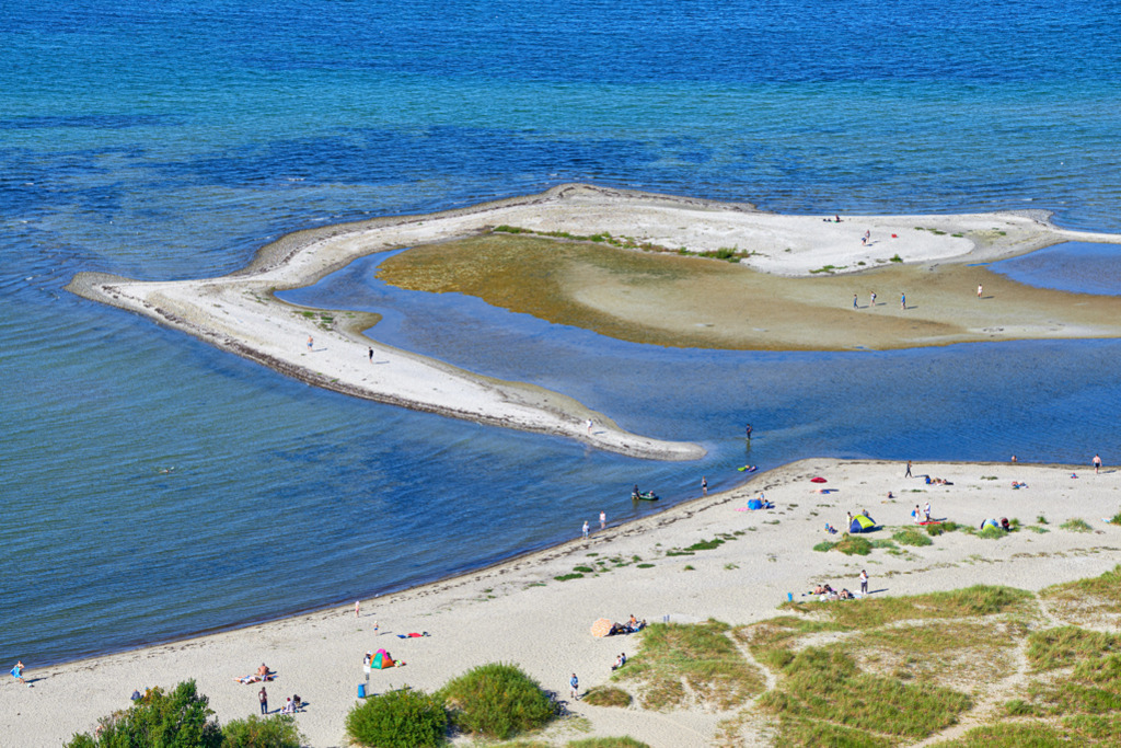Strand vor Laboe | Im Sommerlicht präsentiert sich der Strand vor Laboe aus der Vogelperspektive. Dieser Strandabschnitt liegt am Ausgang der Kieler Förde zur Ostsee. — Auflösung des Originals: 6015 x 4010 px. - Realisiert mit Pictrs.com