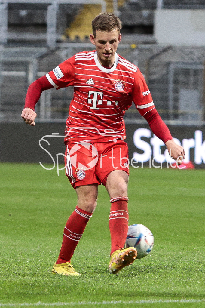 FC Bayern Amateure - SpVgg Hankofen-Hailing | Timo Kern (FCB #10) am Ball / Einezlfoto / Freisteller