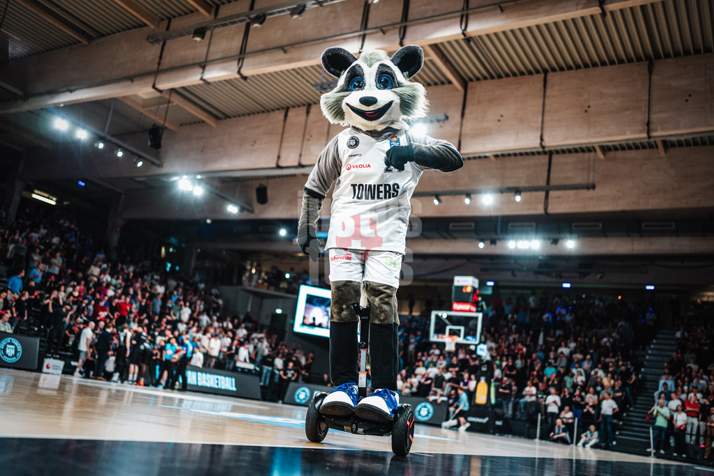 Basketball | Männer | Saison 2023/2024 | easyCredit Basketball Bundesliga | 31. Spieltag | Veolia Towers Hamburg vs. HAKRO Merlins Crailsheim | 30.04.2024 | Willy auf Segway