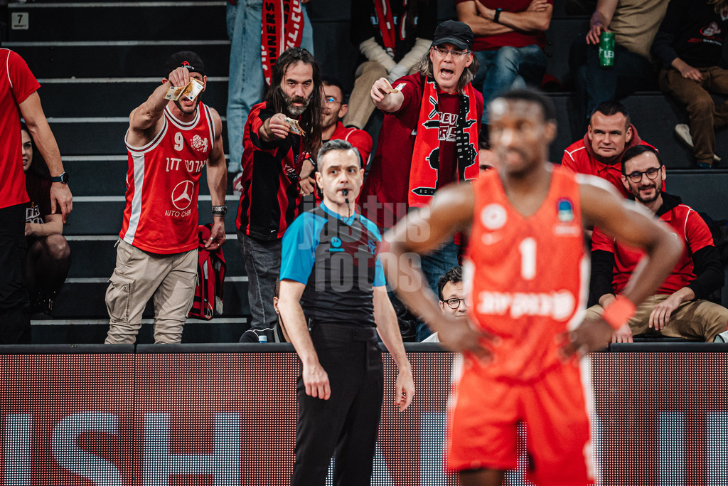 Basketball | Männer | Saison 2024/2025 | BKT EuroCup | Veolia Towers Hamburg vs. Hapoel Bank Yahav Jerusalem | 17.12.2024 | Fans von Jerusalem wedeln mit Geldscheinen richtung Schiedsrichter Michele Rossi bestechen
