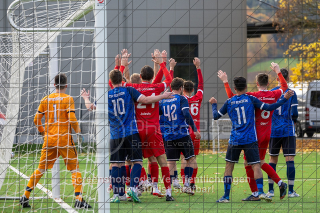 20251026_154804_0288 | #,1.FC Donzdorf (rot) vs. TSV Berkheim (blau), Fußball, Bezirksliga - Bezirk Neckar/Fils, 10. Spieltag, Saison 2025/2026, Kunstrasenplatz beim Lautertal Stadion, Süßener Straße 16, 73072 Donzdorf, 26.10.2025 - 15:00 Uhr,Foto: PhotoPeet-Sportfotografie/Peter Harich