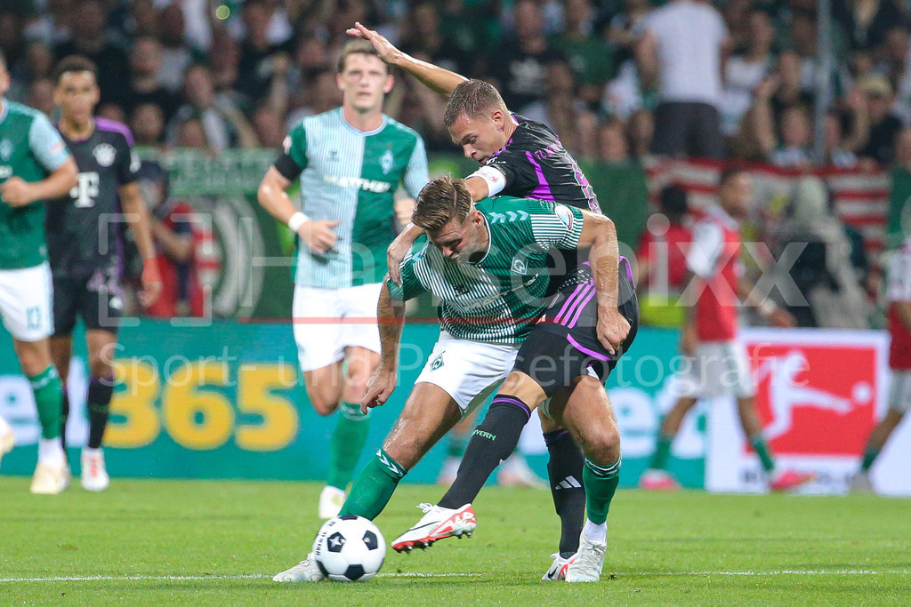 Fussball, Bundesliga, SV Werder Bremen - FC Bayern München | v.li.: Niclas Füllkrug (SV Werder Bremen, 11) und Joshua Kimmich (FC Bayern München, 6) im Zweikampf, Duell, Dynamik, Aktion, Action, Spielszene, DIE DFL-RICHTLINIEN UNTERSAGEN JEGLICHE NUTZUNG VON FOTOS ALS SEQUENZBILDER UND/ODER VIDEOÄHNLICHE FOTOSTRECKEN. DFL REGULATIONS PROHIBIT ANY USE OF PHOTOGRAPHS AS IMAGE SEQUENCES AND/OR QUASI-VIDEO.