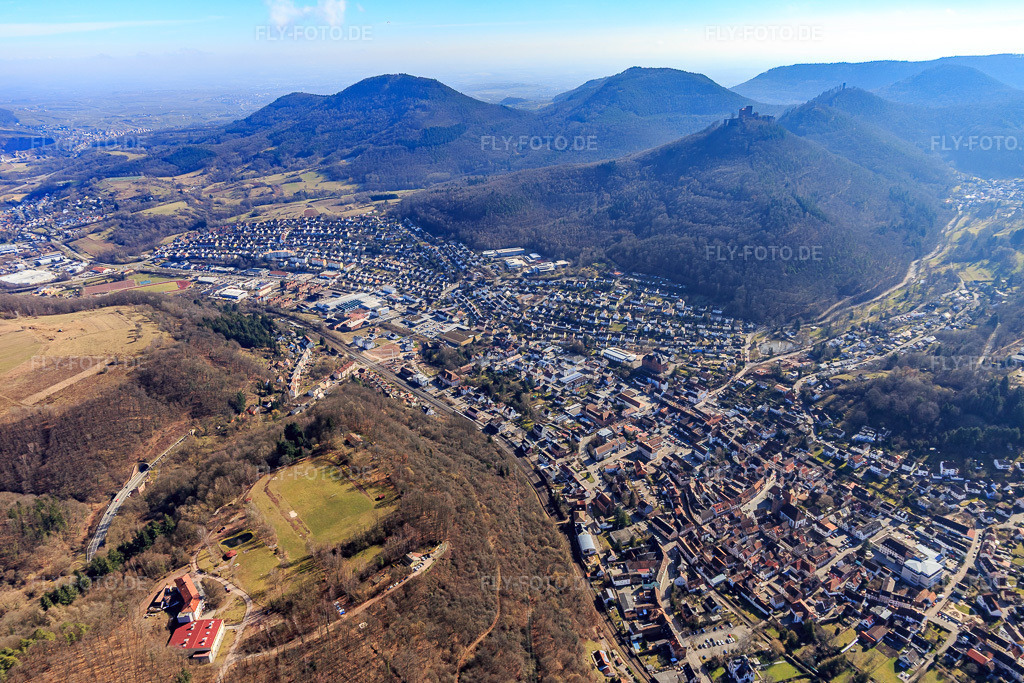 Luftbild: Ortsansicht aus Nordwesten in Annweiler am Trifels im Bundesland Rheinland-Pfalz in Deutschland. Foto: IMG_097007.jpg vom 25.02.2017 durch Werner Riehm/FLY-FOTO.de