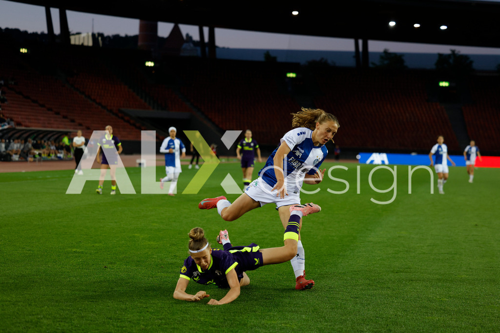 GC Zürich vs FC Zürich - AXA Women’s Super League Playoffs - Stadion Letzigrund | BRIGITTA PULINS of Grasshopper Club Zürich and MARLENE WILD of FC Zürich duel during the AXA Women’s Super League Playoffs quarter-final second leg between GC Zürich and FC Zürich at Stadion Letzigrund, Zurich, Switzerland. - Realisiert mit Pictrs.com