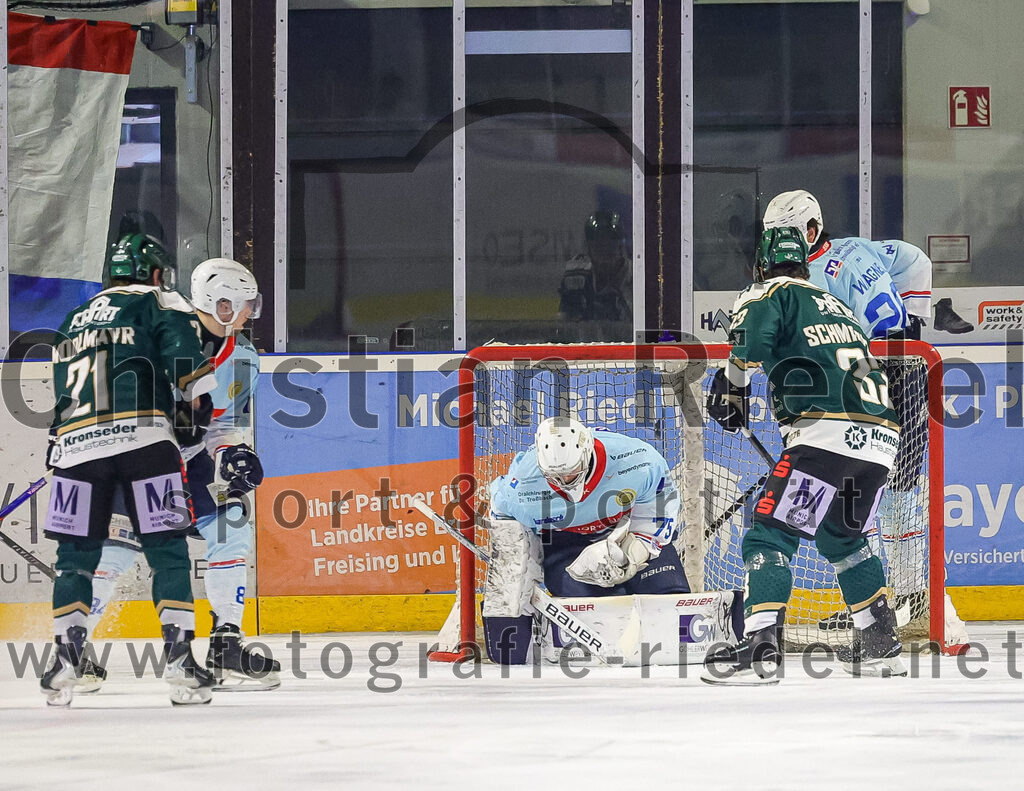 2025-12-23_044_TSV_Erding_gegen_Heilbronner_Falken | Erding, Deutschland, 23.12.2025:Eishockey, Oberliga Süd 2025 / 2026, 29. Spieltag, TSV Erding gegen Heilbronner Falken, Endergebnis: 5:4Erik Modlmayr (Erding Gladiators, #21), Torwart Franz Jokinen (Heilbronner Falken, #75), Marc Schmidpeter (Erding Gladiators, #33)Foto: Christian Riedel / fotografie-riedel.net