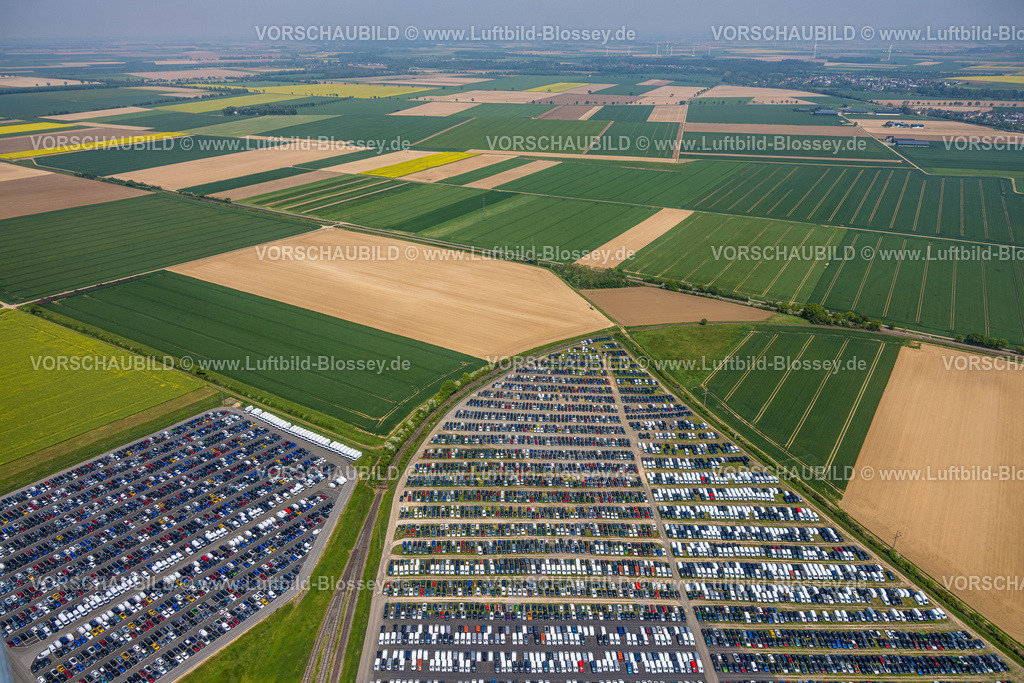 Zuelpich240501718 | Luftbild, Wallenius Wilhelmsen Logistics Germany, Gewerbegebiet mit KFZ Transportunternehmen für PKW und LKW Mega Parkplatz, umgeben von kachelförmigen Wiesen und Feldern, Formen und Farben, Geich, Zülpich, Nordrhein-Westfalen, Deutschland