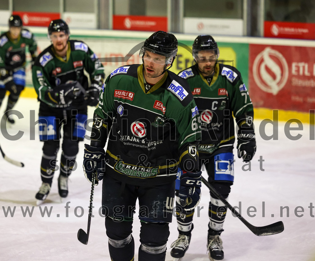2022-12-02_094_TSV_Erding_gegen_EV_Pegnitz | Erding, Deutschland, 02.12.2022:
Eishockey, Bayernliga 2022 / 2023, 17. Spieltag, TSV Erding gegen EV Pegnitz, Endergebnis: 9:3

Thomas Plihal (Erding Gladiators, #65), Philipp Michl (Erding Gladiators, #77)

Foto: Christian Riedel / fotografie-riedel.net