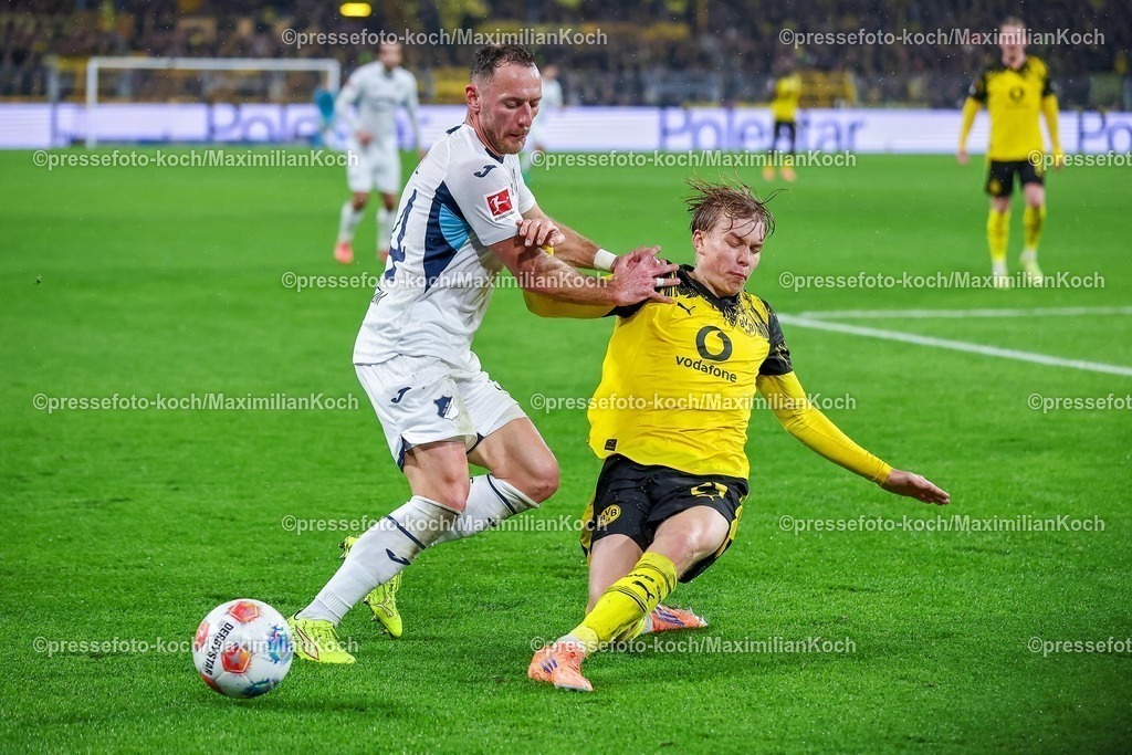 BVB07122501095 | 07.12.2025, Fußball, Borussia Dortmund - TSG 1899 Hoffenheimt, 1. Fußball Bundesliga, 13. Spieltag, Signal Iduna Park, Saison 2025 2026: Vladimír Coufal&nbsp;(TSG Hoffenheim #34) im Zweikampf gegen  Daniel Svensson&nbsp;(BVB #24)  DFB regulations prohibit any use of photographs as image sequences and or quasi-video.