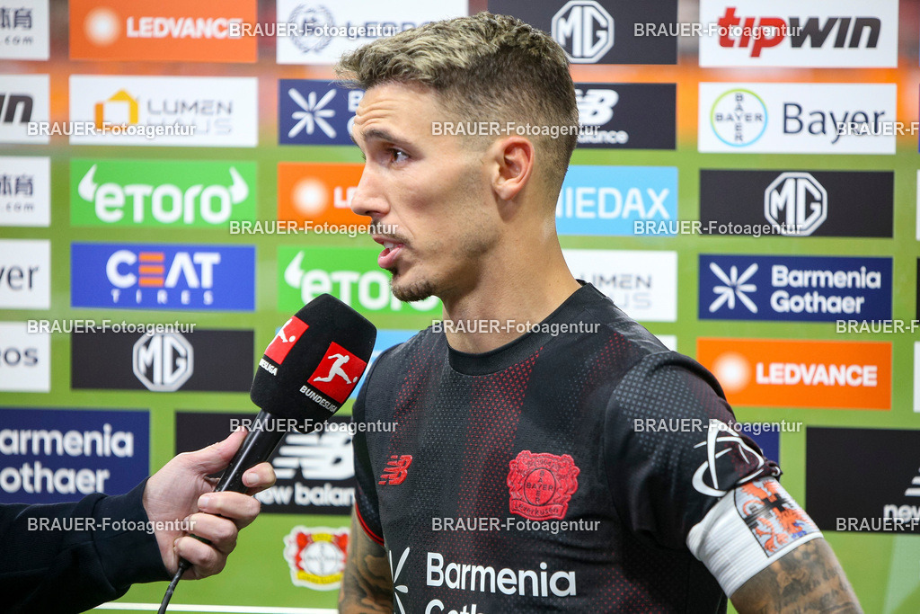 Bayer 04 Leverkusen vs Eintracht Frankfurt - Bundesliga  | Leverkusen, Deutschland, 12.09.25:   Alejandro Grimaldo (Bayer 04 Leverkusen) im Interview waehrend des Spiels der Bundesliga zwischen  Bayer 04 Leverkusen vs Eintracht Frankfurt in der BayArena(Foto von Brauer-Fotoagentur / Adrian Schlueter)