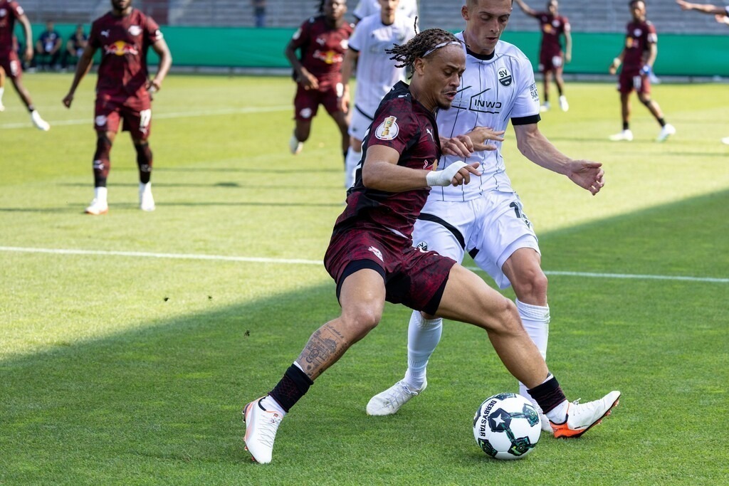 SV Sandhausen gegen RB Leipzig (DFB-Pokal, 1. Runde)***Am Ball: Xavi Simons (10, Leipzig) | SV Sandhausen gegen RB Leipzig (DFB-Pokal, 1. Runde)***Am Ball: Xavi Simons (10, Leipzig) - Realisiert mit Pictrs.com