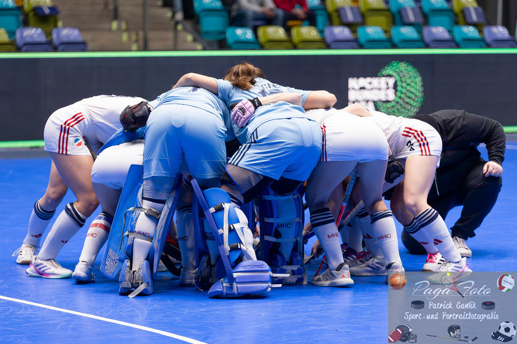 Volvo E.R.B. Final 4 Halbfinale Frauen: Mannheimer HC - Düsseldorfer HC, 25.01.2025 | Teamkreis Mannheimer HC, Mannheimer HC - Düsseldorfer HC, Frankfurt, Süwag Arena, 25.1.2025 - Realisiert mit Pictrs.com