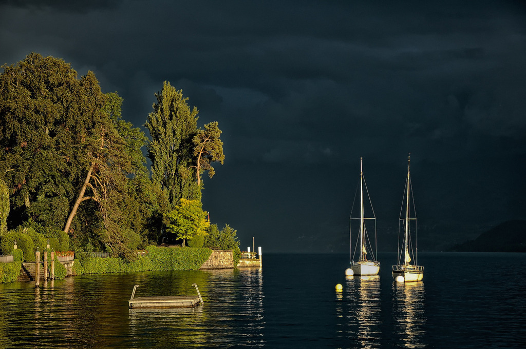 Toteninsel | Das Bild hat einige Freund:innen an die Toteninsel von Böcklin erinnert. Gewitterstimmung mit Abendsonne bei der Ländte Hilterfingen am Thunersee.
-----------------------------------------------
The picture reminded some friends of Böcklin's island of the dead. Thunderstorm mood with evening sun at the Hilterfingen jetty on Lake Thun.
-----------------------------------------------
Dieser Druck ist in einer limitierten Auflage von 10 Exemplaren erhältlich. 
This print is available in a limited edition of 10 copies. 
http://art.hess.photography/3-toteninsel.html - Realisiert mit Pictrs.com