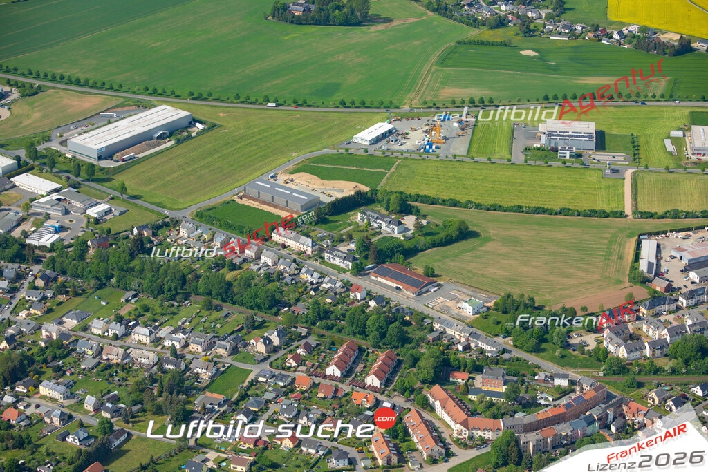 Das Luftbild der Stadt Treuen wurde 2022 vom Flugzeug heraus erstellt (keine Drohnen-Aufnahmen) Aufnahmehöhe ca.450 Meter- hohe Bildauflösung und Druck-Qualität. Garantiert!