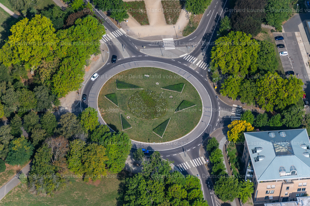 4039448 | LEIPZIG 14.09.2020 Verkehrsführung des Kreisverkehr und Straßenverlauf am Herzliya-Platz - Edvard-Grieg-Allee im Ortsteil Zentrum-West in Leipzig im Bundesland Sachsen, Deutschland. // Traffic management of the roundabout road on Herzliya-Platz - Edvard-Grieg-Allee in the district Zentrum-West in Leipzig in the state Saxony, Germany. Foto: Gerhard Launer