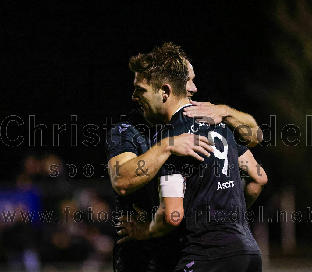 2023-10-27_071_VfB_Hallbergmoos_gegen_FC_Schwaig | Hallbergmoos, Deutschland, 27.10.2023:
Fußball, Landesliga Südost 2023 / 2024, 18. Spieltag, VfB Hallbergmoos gegen FC Schwaig, Endergebnis: 2:3

Jubel nach dem Tor zum 1:2 durch Raffael Ascher (FC Schwaig, #9), Markus Straßer (FC Schwaig, #11)

Foto: Christian Riedel / fotografie-riedel.net