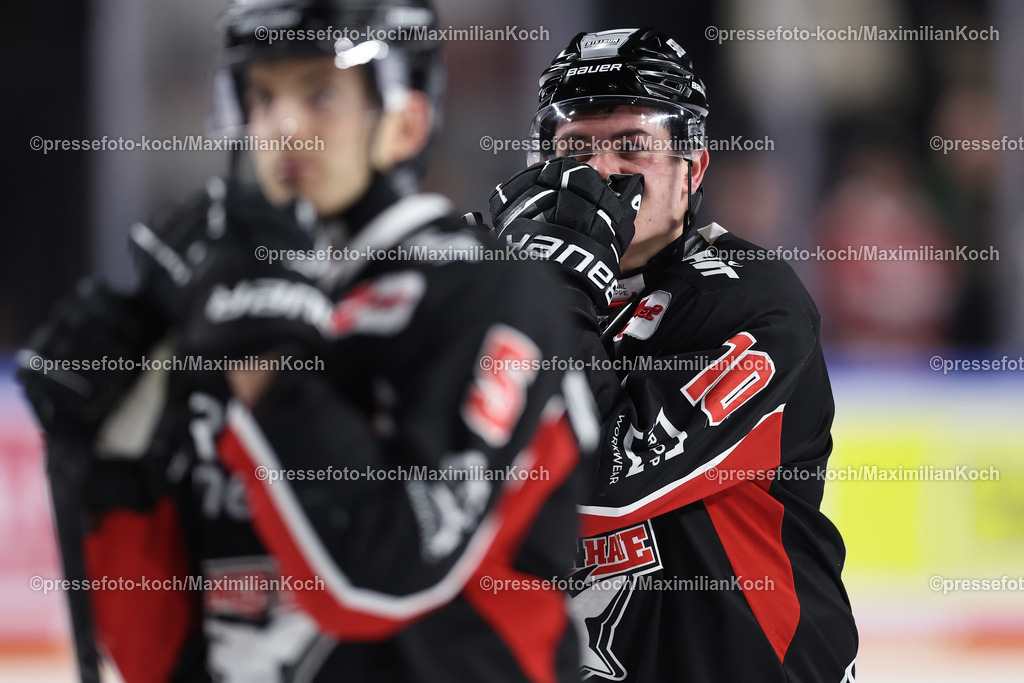 KEC22122401091 | 22.12.2024, Eishockey, DEL, Kölner Haie - Straubing Tigers, Spieltag 29, Lanxess-Arena Köln: Enttäuschte Gesichter bei den Haien nach der 3:4 Niederlage. Enttäuschung bei Justin Schütz (Kölner Haie #10) 