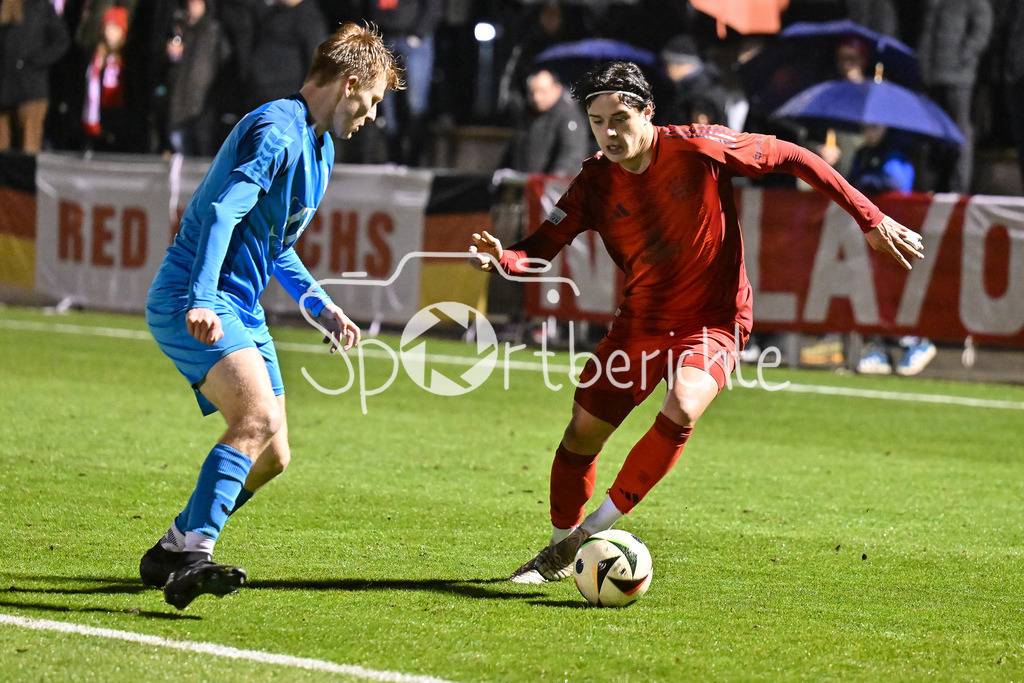 FC Bayern München - TSV Eintracht Karlsfeld  | im Duell Peter WUTHE und Valentin YOTOV (FC Bayern München II #16)  / Zweikampf / Testspiel: FC Bayern Muenchen II - TSV Eintracht Karlsfeld, FC Bayern Campus am 11.02.2025