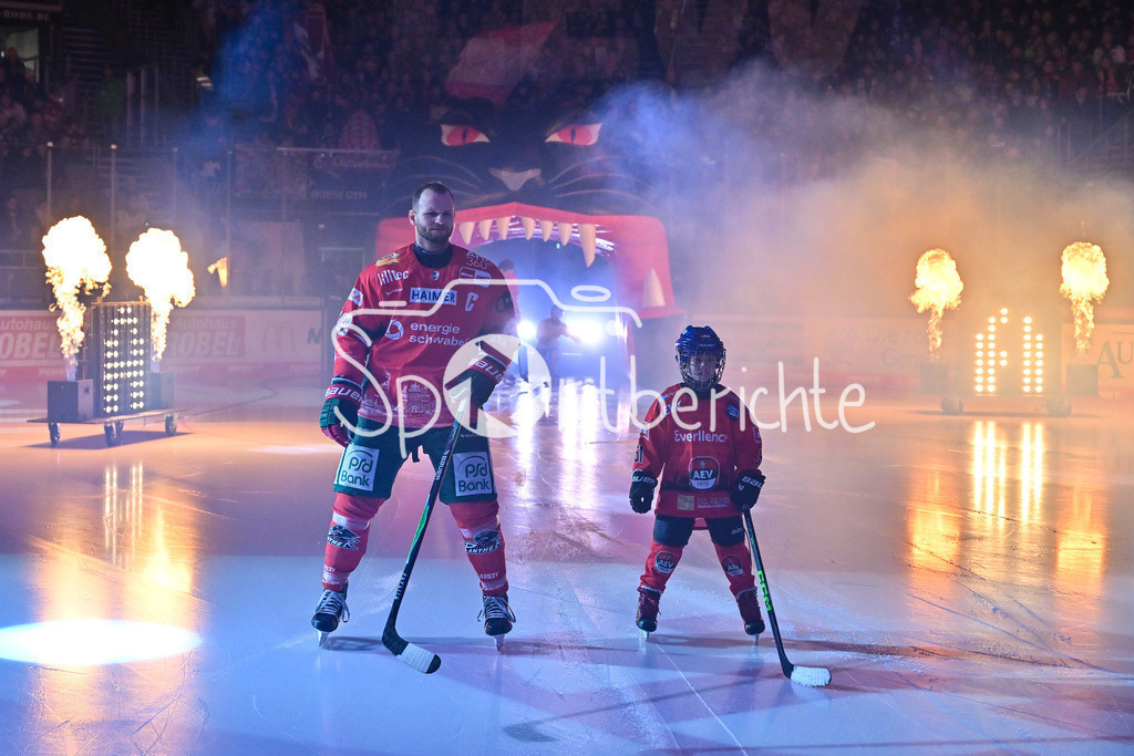Augsburger Panther - Fischtown Bremerhaven | AUGSBURG, GERMANY - 25. JANUARY: im Bild der Einlauf der Augsburger Panther - zusammen mit der U8 des AEV vor dem Match zwischen den Augsburger Panthern und den Fischtown Pinguins am 43. Spieltag der Penny DEL im Curt Frenzel Stadion - Maximilian RENNER (Augsburger Panther 58)