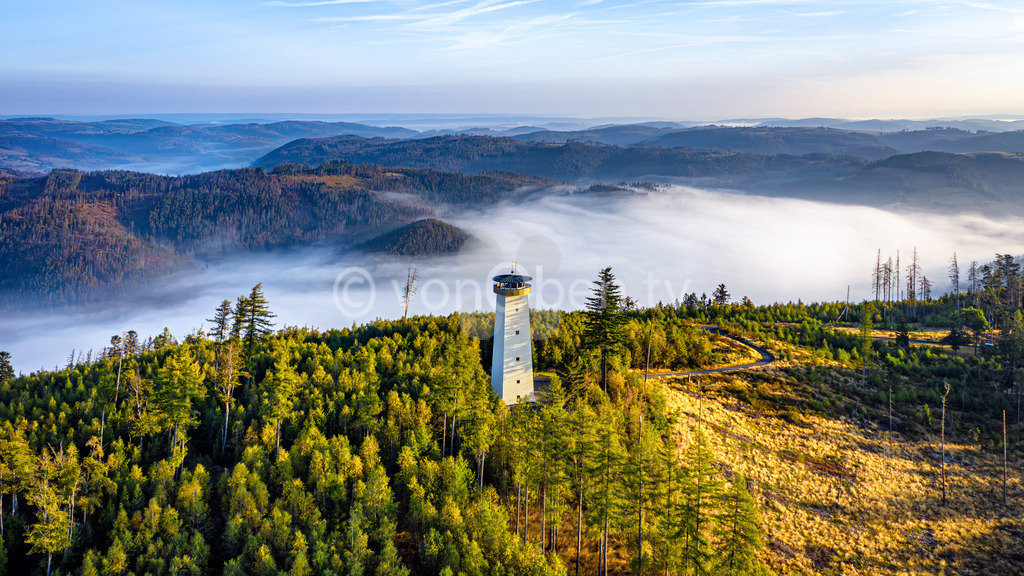 Die Thüringer Warte im Herbst | Luftbilder, Drohnenbilder, Oberfranken, Bayern, Kronach, Lichtenfels, Kulmbach, Thüringen, Frankenwald, Thüringerwald - Realisiert mit Pictrs.com