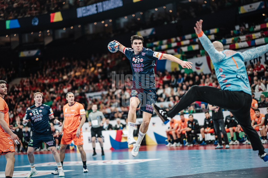 Handball | Herren | EHF EURO 2024 | European Championshop Men 2024 Final Tournament | Norwegen vs. Niederlande | 19.01.2024 | Simen Ulstad Lyse (#43, Norwegen, NOR) beim Wurf aufs Tor