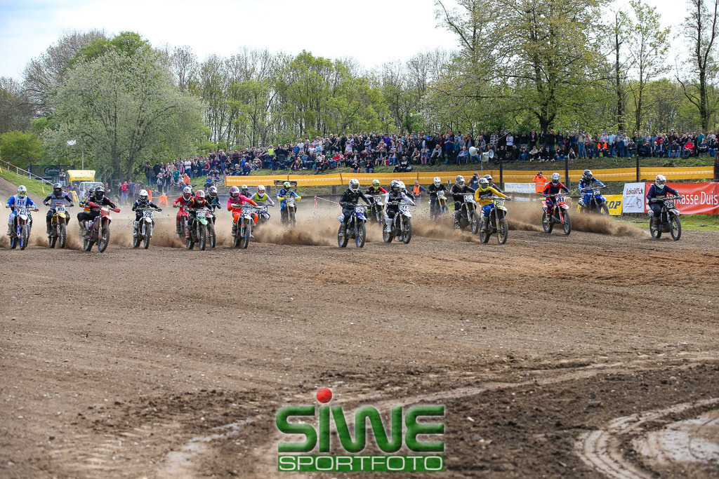 Motocross 1. Mai | Top-Sport beim 70. Motocross am Eyller Berg - Sidecar-Weltmeister am Start

Das 70. Motocross auf dem Eyller-Berg-Kurs bot den Motorsportfans zum Jubiläum ein hochkarätiges Sportprogramm. Der Motorclub Kamp-Lintfort hatte mit 3 Klassen ein volles Programm für den 1. Mai auf dem Plan. Die Rennen zur Europa offenen Deutschen Meisterschaft gab es gleich im im Doppelpack.
Als sportliches Highlight werden bei den Sidecars, wie die Seitenwagen international heißen, die besten deutschen Gespanne gegen internationale Topteams antreten.
In der Solodisziplin stehen die "Big Boys" der Open-DM am Start. - Realisiert mit Pictrs.com