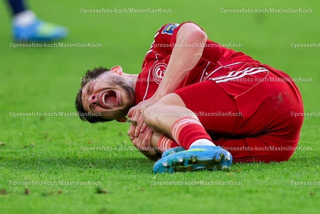 F9510042601079 | 10.04.2026, Fußball, Fortuna Düsseldorf - Holstein Kiel, 2. Fußball Bundesliga, Herren, Merkur Spiel-Arena, 29. Spieltag, Saison 2025 2026: Florent Muslija&nbsp;(Fortuna Düsseldorf #24) liegt verletzt auf dem Spielfeld Schmerzen Verletzung und muss vom Spielfeld getragen werden.  DFB regulations prohibit any use of photographs as image sequences and or quasi-video.