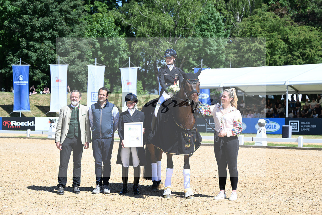 Goldenes Reitabzeichen_Marie Sohler_11253413 | hf-fotografie - Realisiert mit Pictrs.com